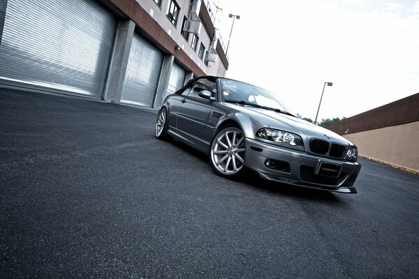 Silbernes BMW Cabrio auf Asphalt