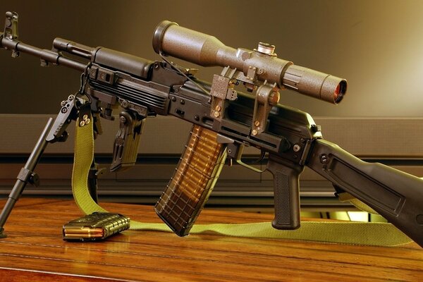 Kalaschnikow-Maschinengewehr 101 auf einem Holztisch