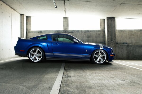 Voiture bleue Mustang Gt500 sur le parking