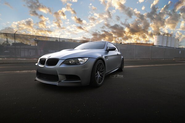 Silberner bmw m3 auf Himmelshintergrund