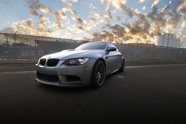 BMW M3 argento contro il cielo