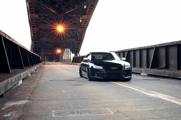 Schwarze Audi-Autos auf der Brücke