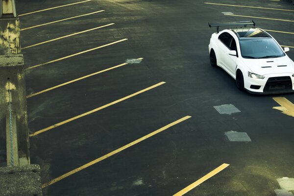 Voiture de Mitsubishi lancer au lancement