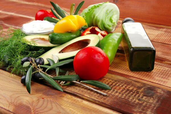 Tomates, aceitunas, repollo eneldo con aguacate y aceite