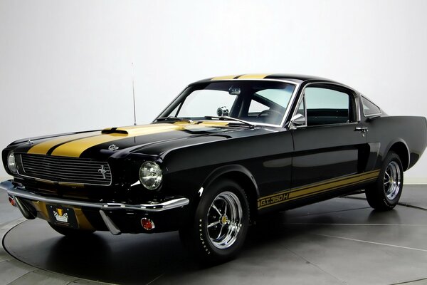 Voitures classiques. Noir avec jaune bande Mustang