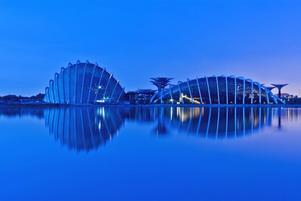 Beau bâtiment moderne sur fond bleu avec de l eau