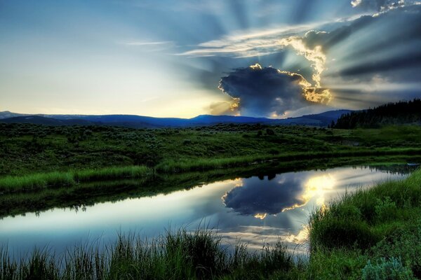 Alba su un fiume limpido