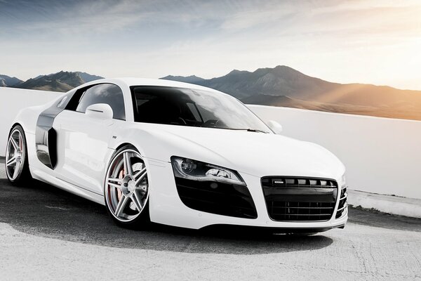 Supercar blanc audi, r8 v10 sur fond de montagnes