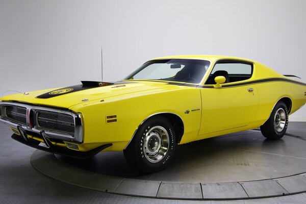 Dodge jaune est tout simplement magnifique dans cette couleur