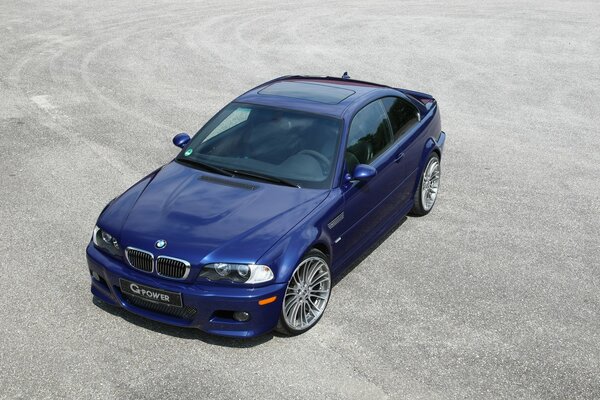 BMW azul. Un coche elegante. Discos