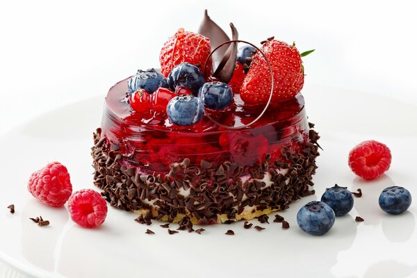 Десерт с деле и ягодами на белой тарелке