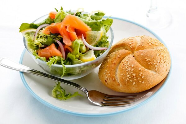 Salat mit Brötchen auf weißem Hintergrund