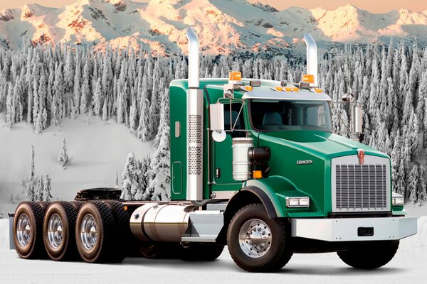 Kenworth t800 Zugmaschine vor dem Hintergrund der Berge und des Winterwaldes