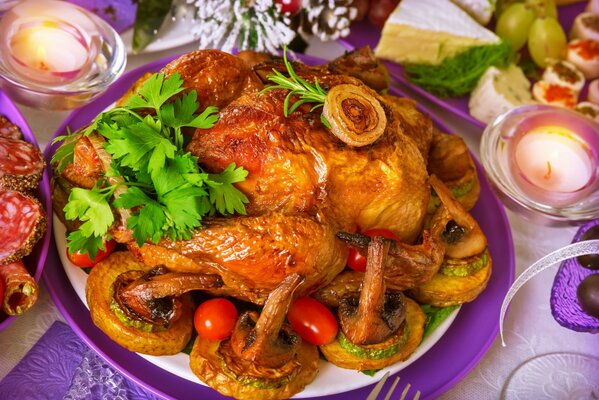 Ein Galadinner. Gebackenes Huhn mit Pilzen in Soße