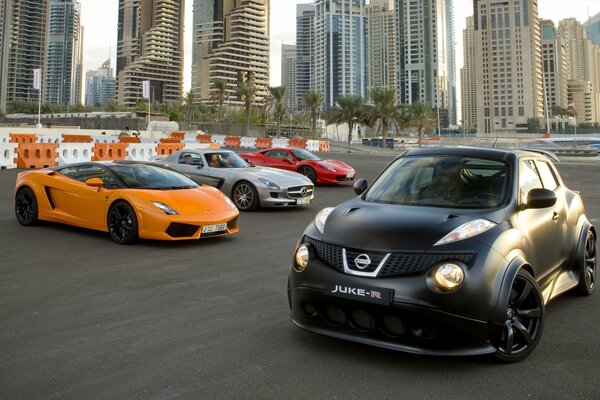 Bellissime supercar sullo sfondo della metropoli