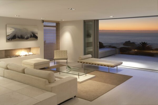 Intérieur blanc avec terrasse et vue sur la mer