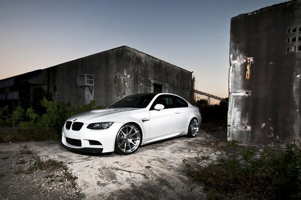 Une BMW blanche autour des bâtiments abandonnés