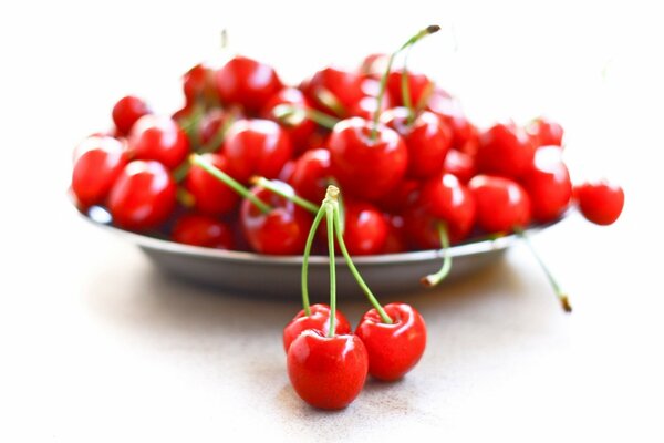 Cereza brillante en un plato