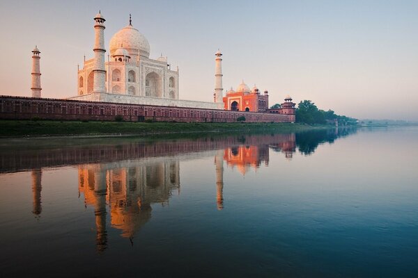 Indie rzeka Jamba w rozkwicie odbicia budynku Taj Mahal