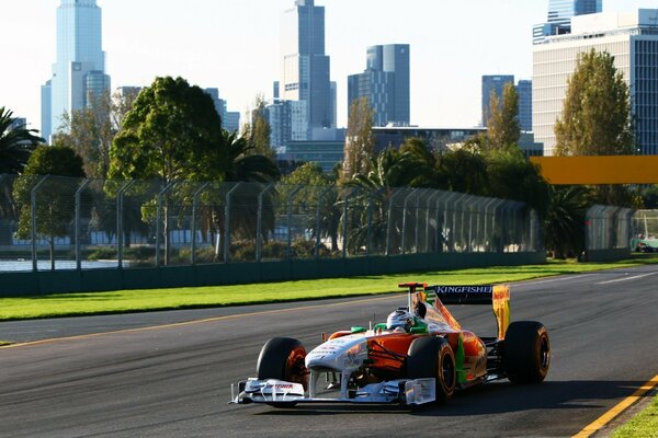 Voiture de course force india