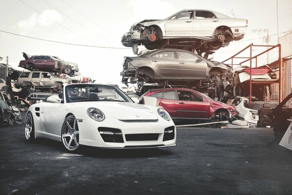 Foto von einem weißen Porsche 911 auf dem Hintergrund eines Autotransporters