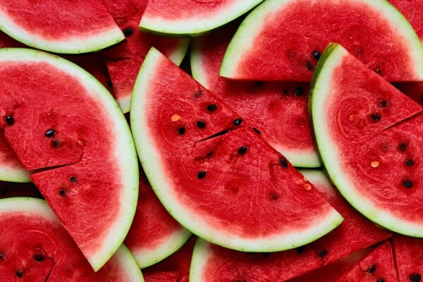 Leuchtend rote Scheiben einer reifen Wassermelone