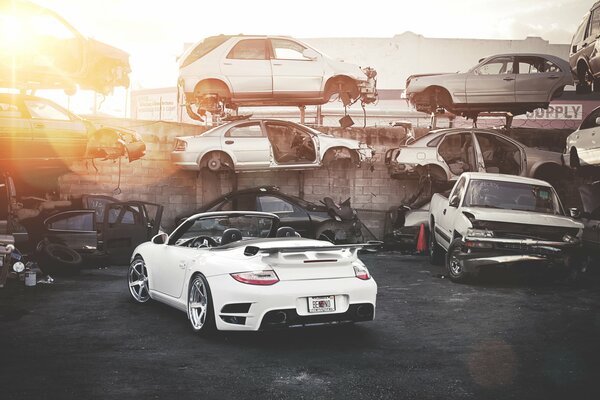 Biały supersamochód Porsche na śmietniku