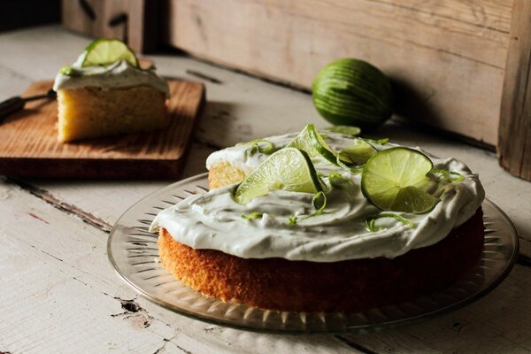 Leckeres Dessert Kuchen mit Sahne und Limette