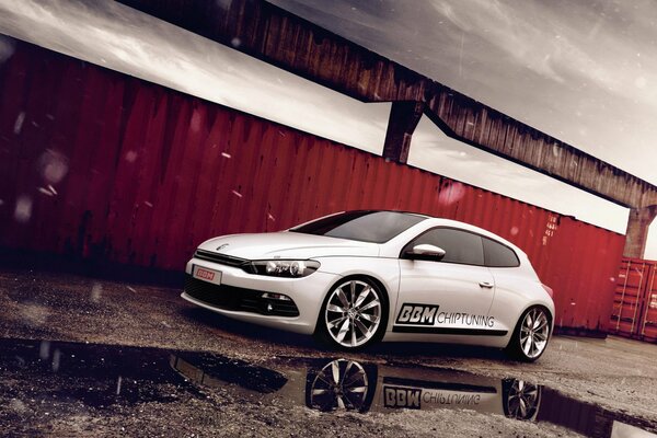 Volkswagen Tuning scirocco i jego odbicie w kałuży