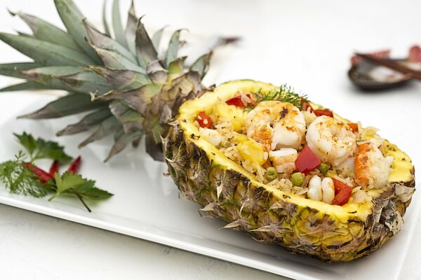 Ensalada de camarones en piña