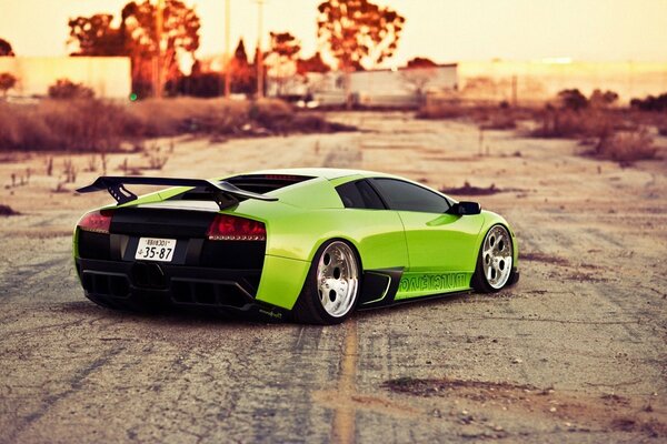 Lamborghini Murcielago verde chiaro su grandi cerchi cromati