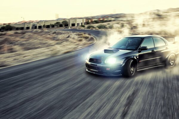 Coche negro corriendo por la carretera