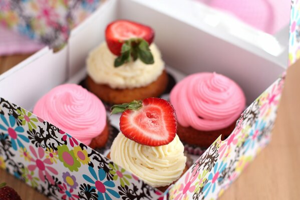 Cupcakes aux fraises dans une boîte-cadeau