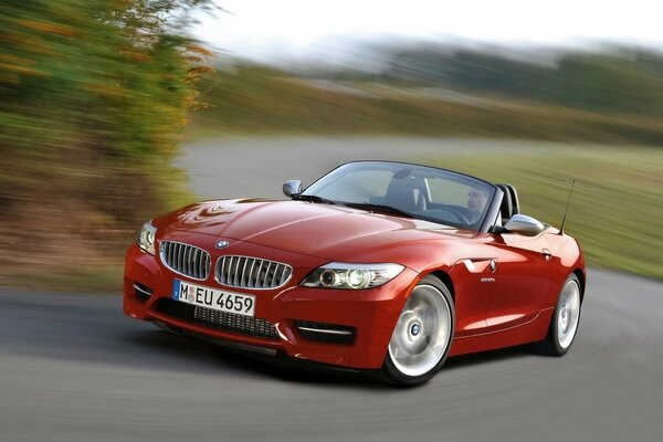 Carrera de alta velocidad en un BMW rojo