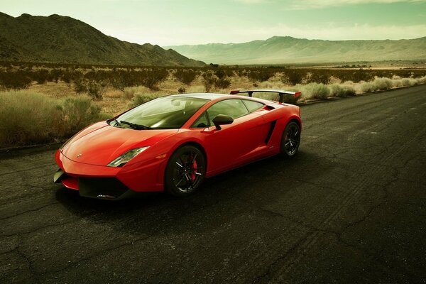 Lamborghini Gallardo rouge sur fond de montagnes