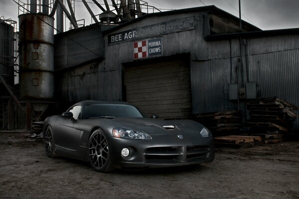 Dodge Viper mat sur fond de bâtiments