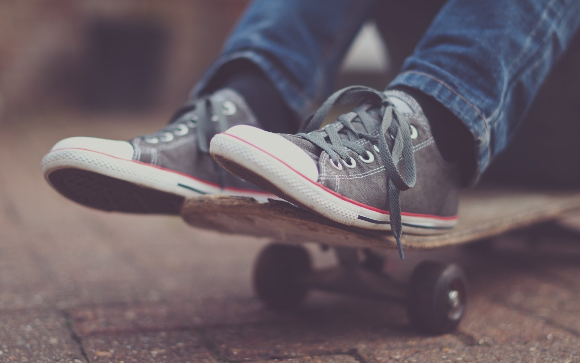 neakers asphalt skateboard