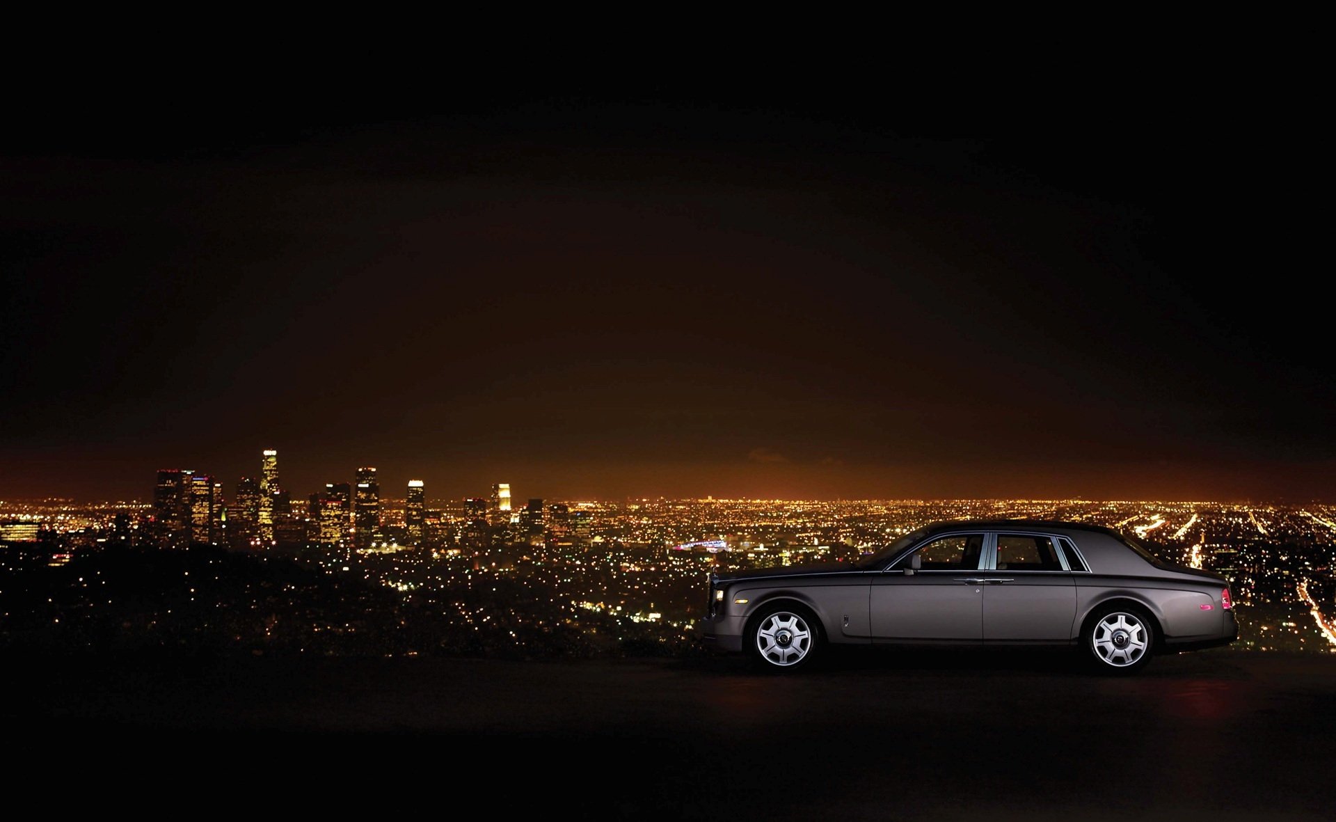 rolls royce phantom 2009 vip landschaft nacht nachtstadt auto steht berg rolls royce seitlich links wolkenkratzer großstadt los angeles la luxus