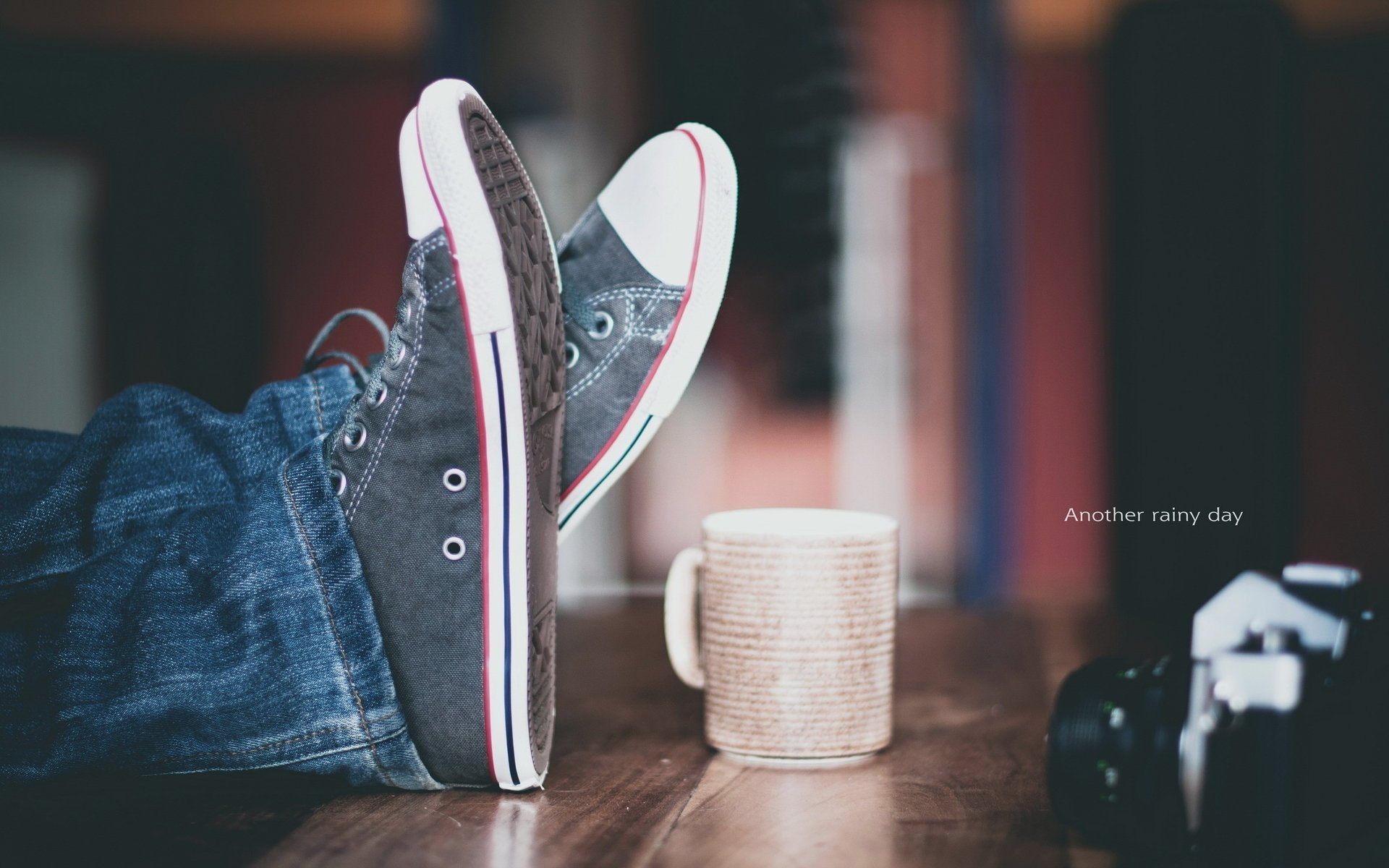 macchina fotografica tavolo scarpe da ginnastica