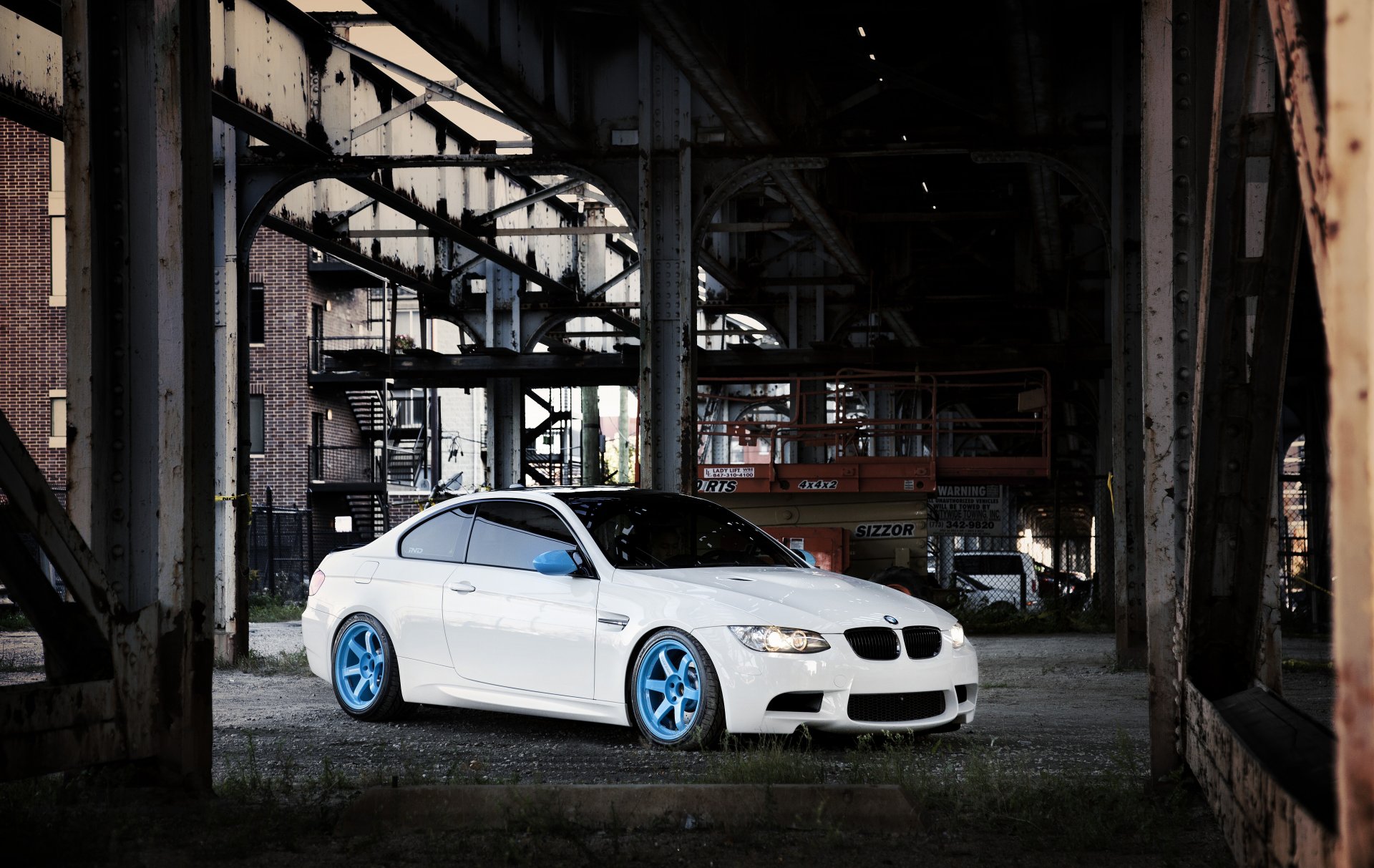 bmw m3 e92 biały ind bmw miasto most budynek