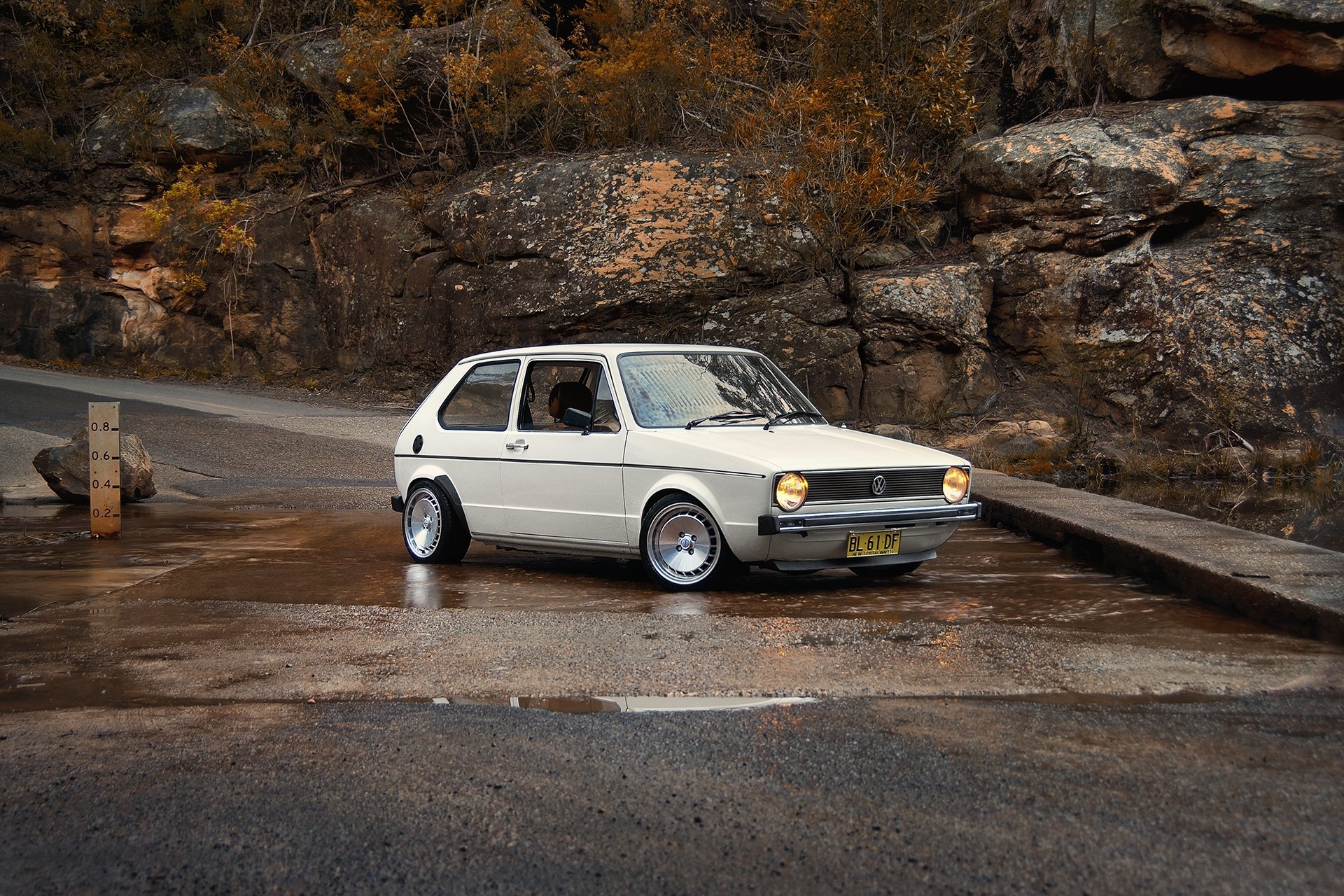 auto coches volkswagen vw golf mk1 blanco clásico conejo naturaleza carretera pasarela arroyo imágenes de auto