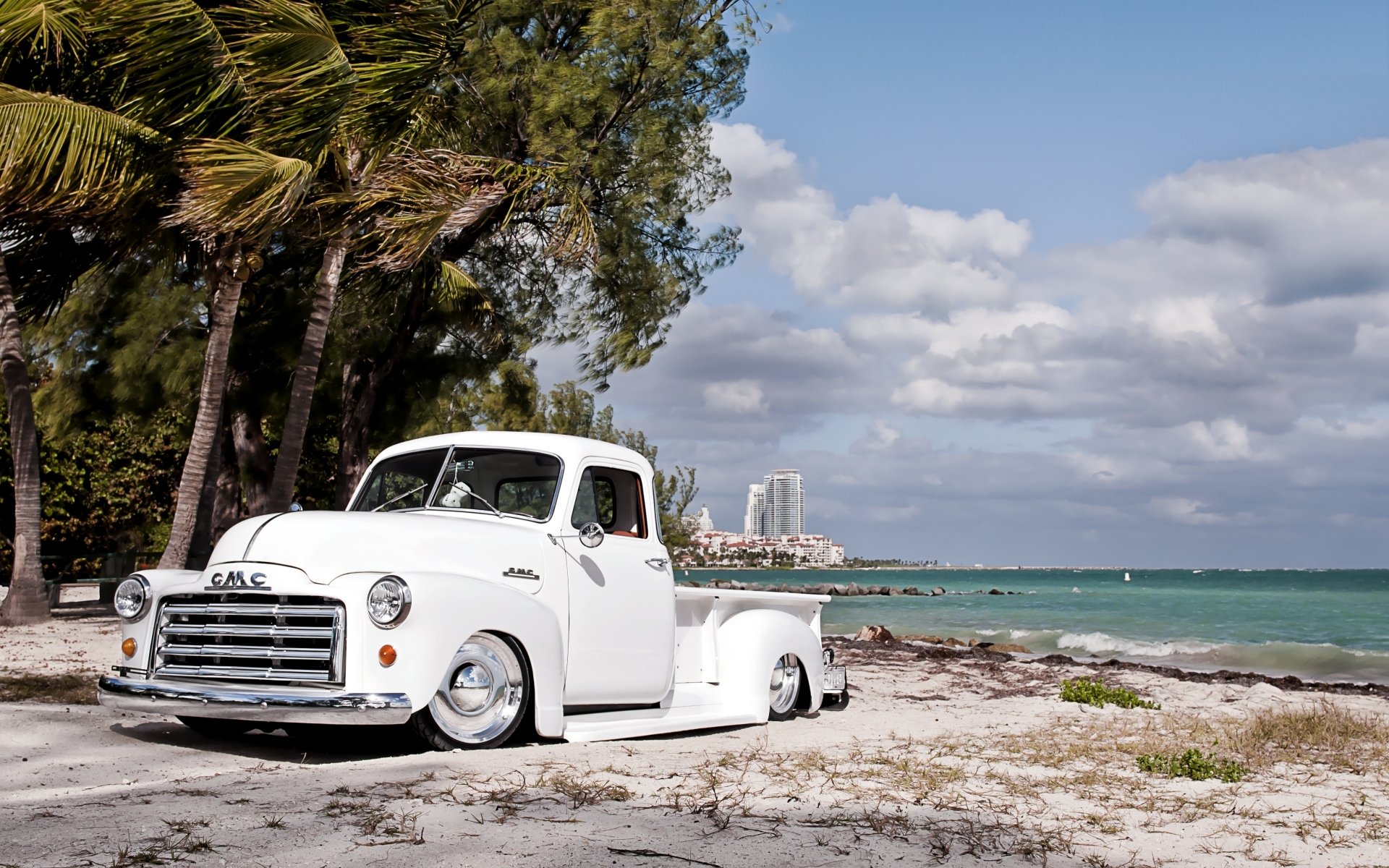 gmc pickup c152 1941 gmc pickup retro tuning lowrider lowrider anteriore bianco spiaggia spiaggia palme cielo nuvole