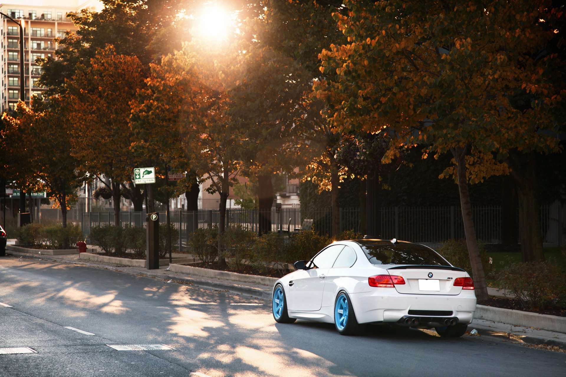 bmw m3 e92 bianco ind bmw autunno. sole bagliore