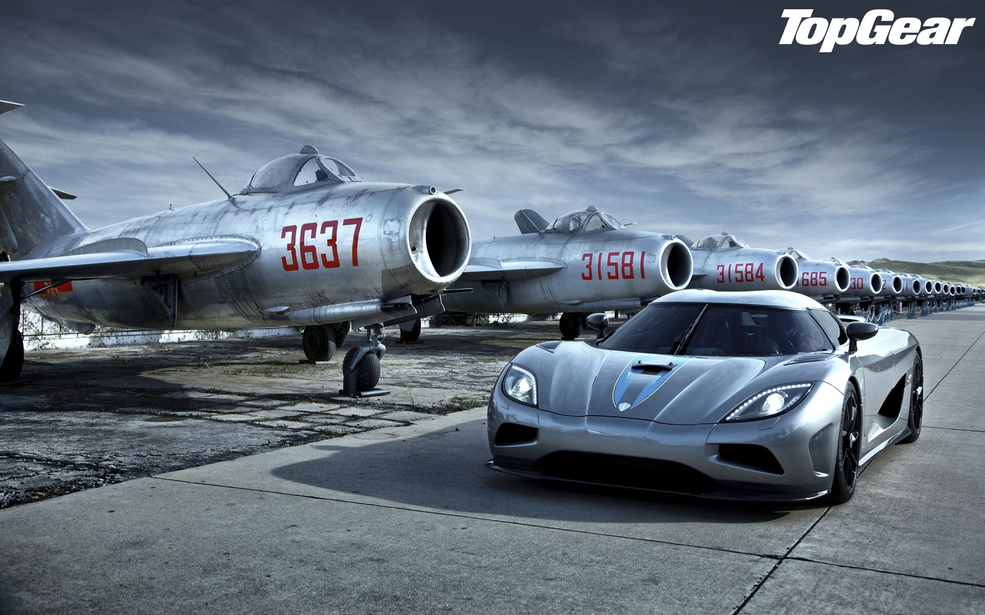 top gear top gear engranaje superior mejor programa de televisión y revista koenigsegg agera koenigsegg agera superdeportivo hipercoche frente faros aviones de combate mig-15 cielo