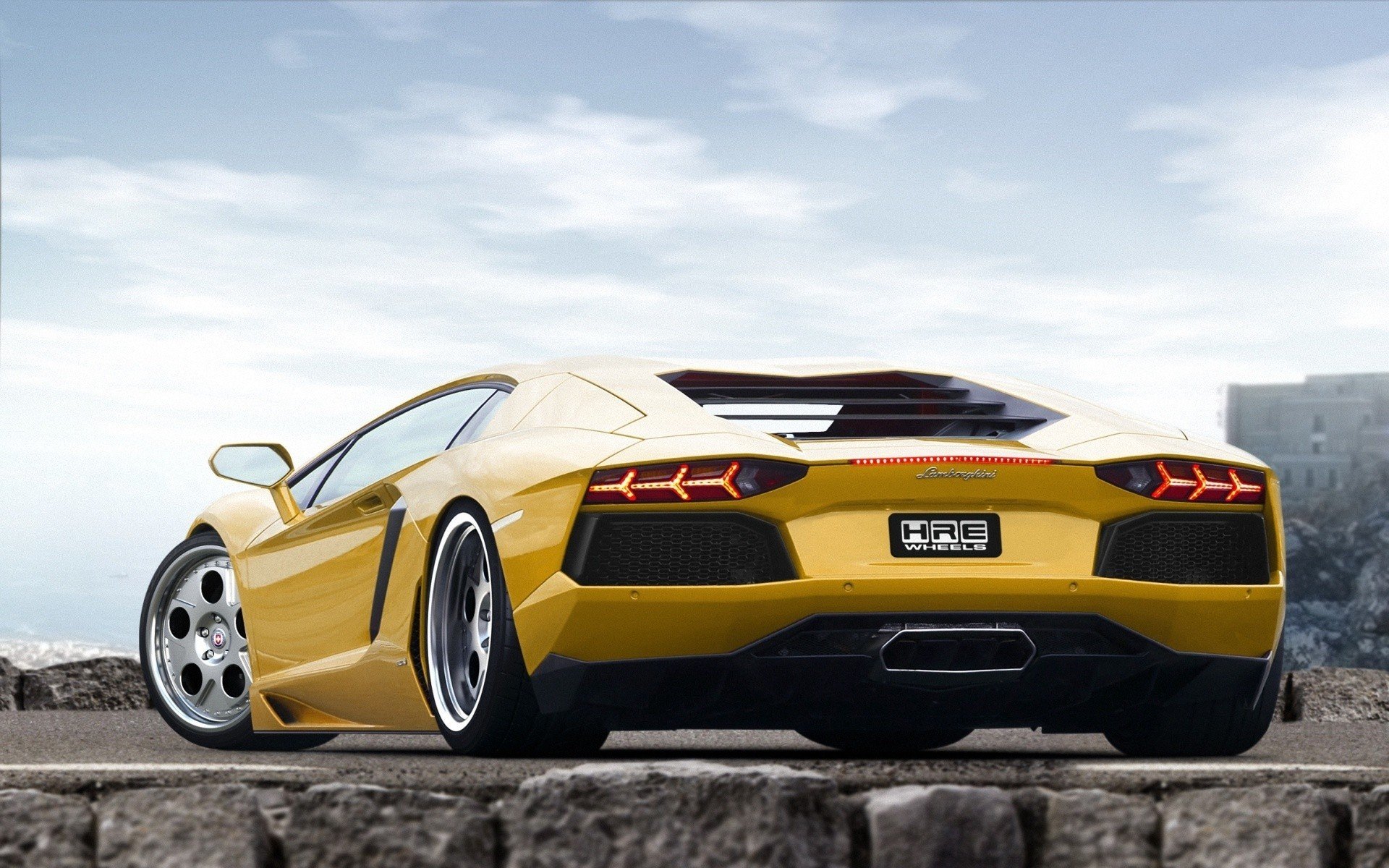 lamborghini aventador jaune jantes miroirs stop signal