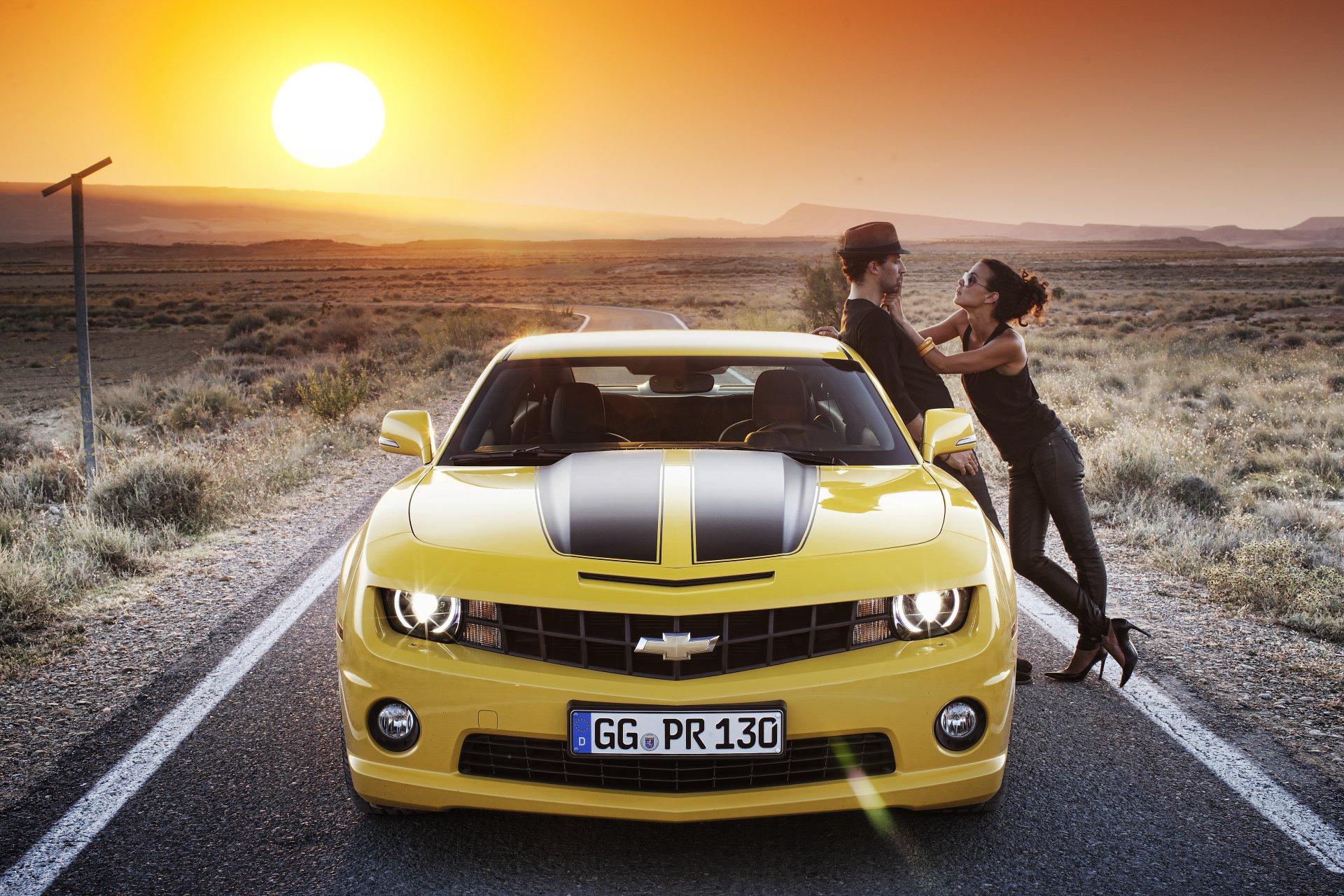 chevrolet camaro 2012 шевроле камаро парень девушка брюнетка солнце природа гора пейзаж дорога обои