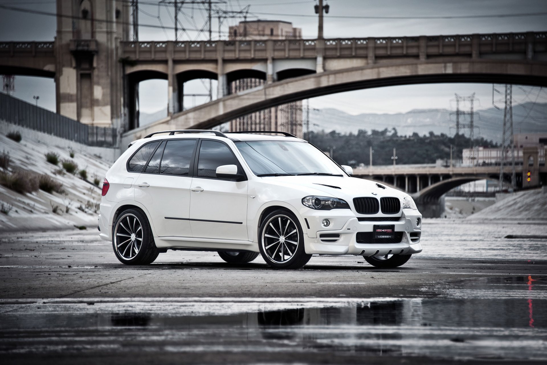 bmw x5 weiß bmw crossover vorderseite brücke pfütze reflexion