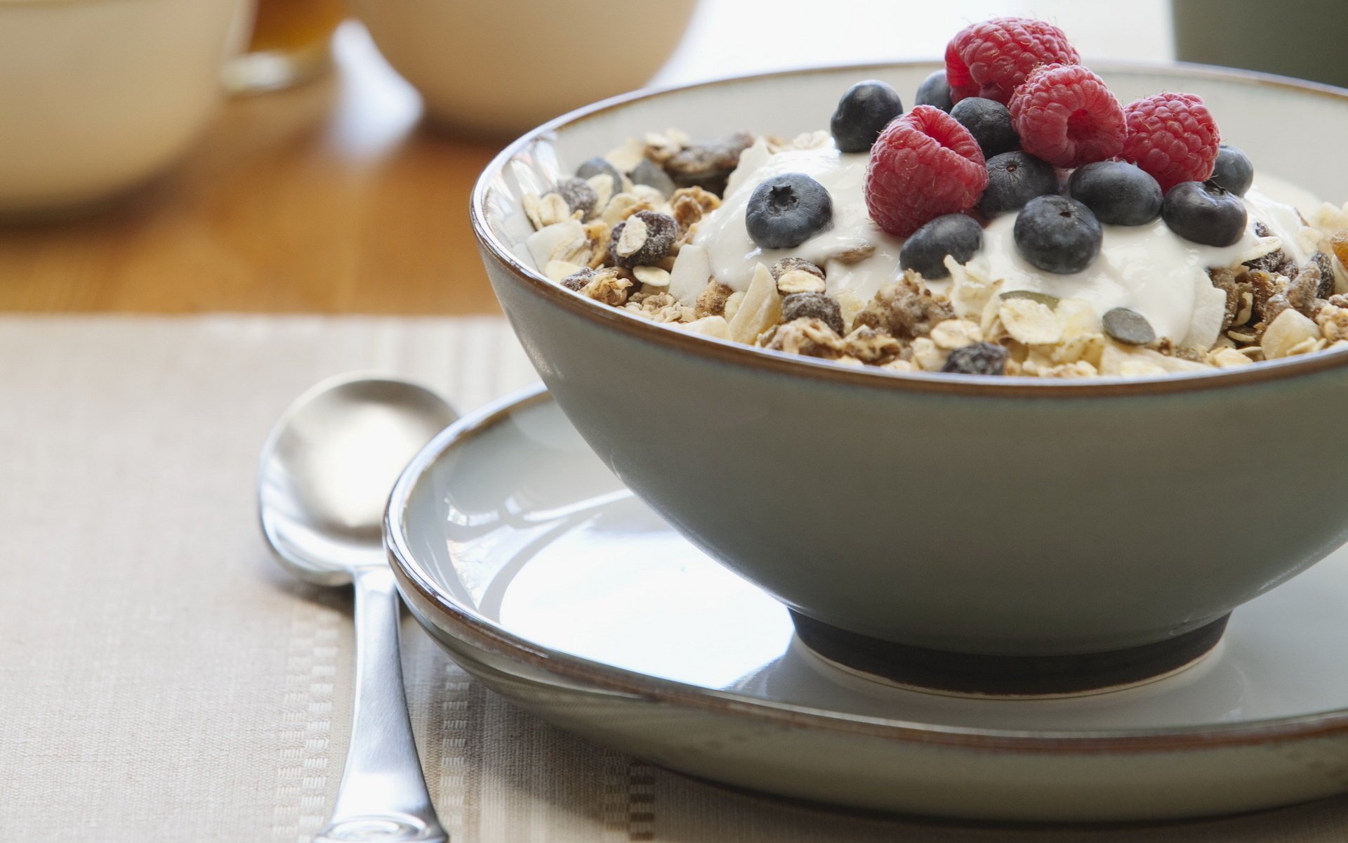 müsli himbeeren rosinen essen frühstück süß blaubeeren