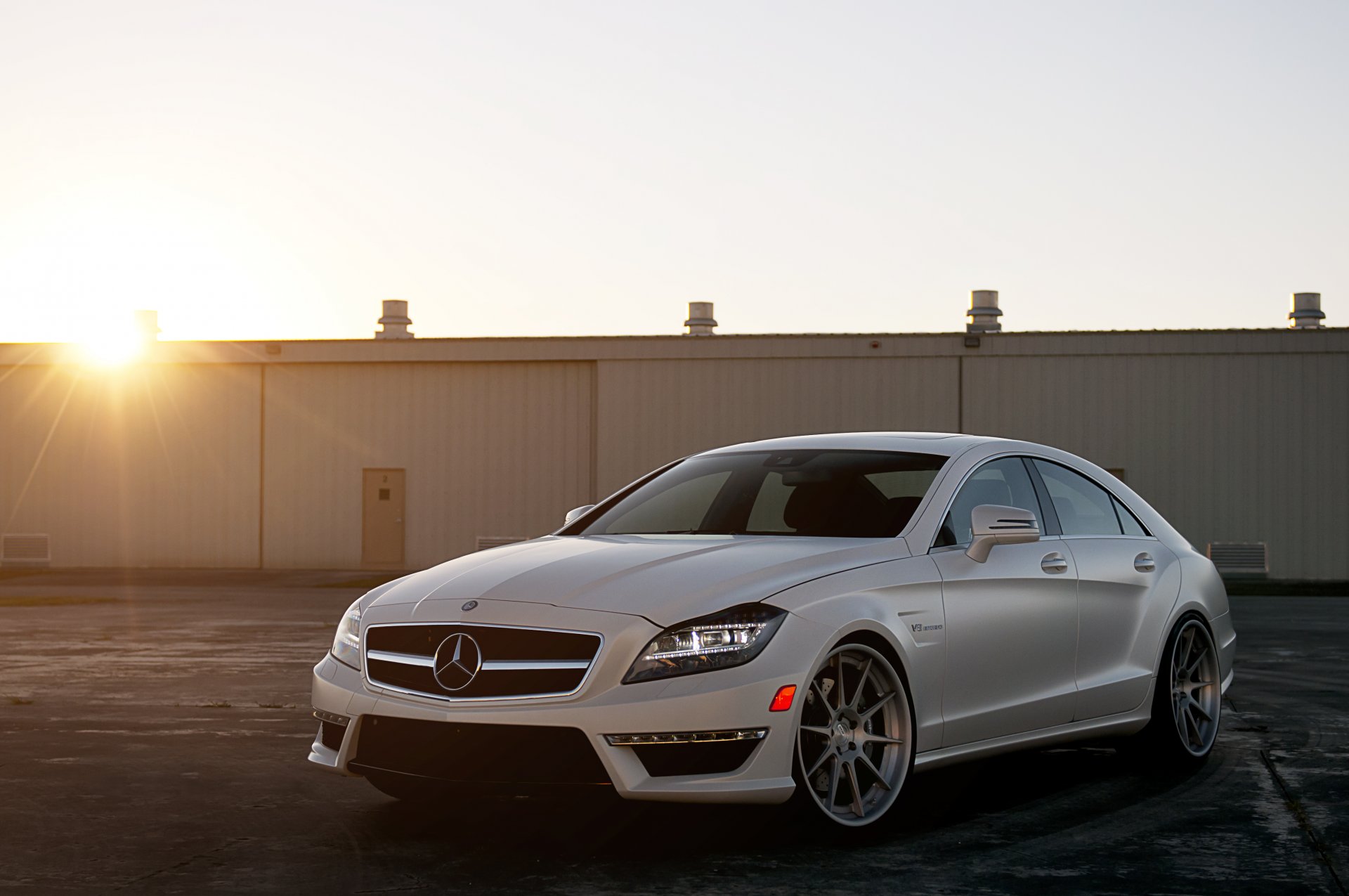 mercedes-benz amg cls-klasse cls 63 c218 weiß mercedes benz vorderteil sonne sonnenuntergang blendung