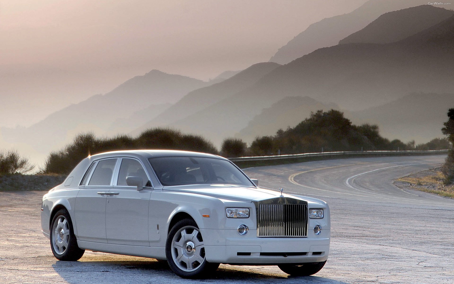 rolls royce phantom blanc route montagnes soleil nature